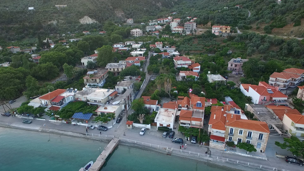Ήλια Ευβοίας – Το παραθαλάσσιο χωριό κάτω από τη Μονή του Αγίου Γεωργίου