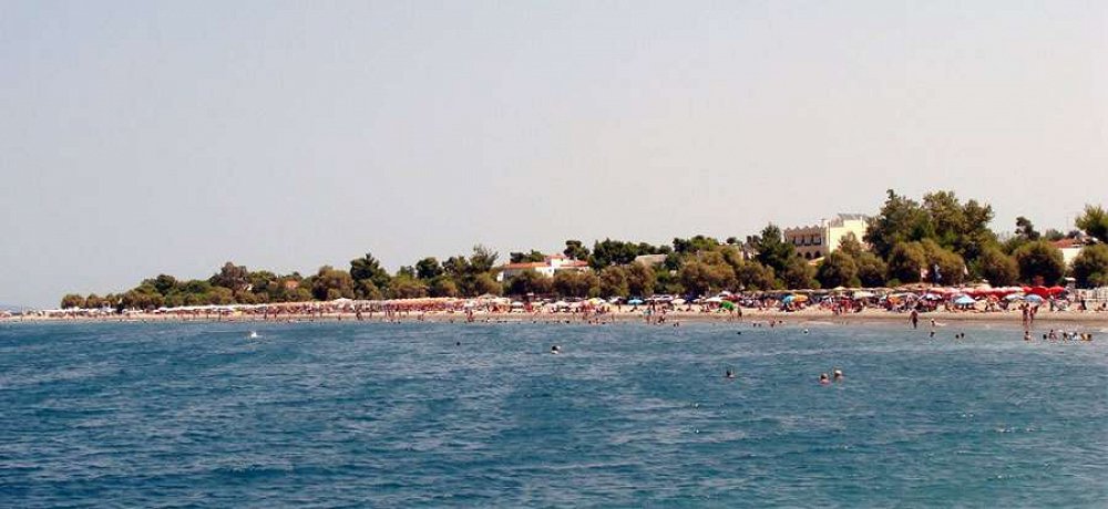 Παραλία Πευκί – Απέραντη αμμουδιά, θαλάσσια σπορ και βόλτες στο ηλιοβασίλεμα
