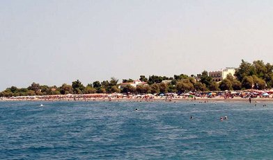 Παραλία Πευκί – Απέραντη αμμουδιά, θαλάσσια σπορ και βόλτες στο ηλιοβασίλεμα